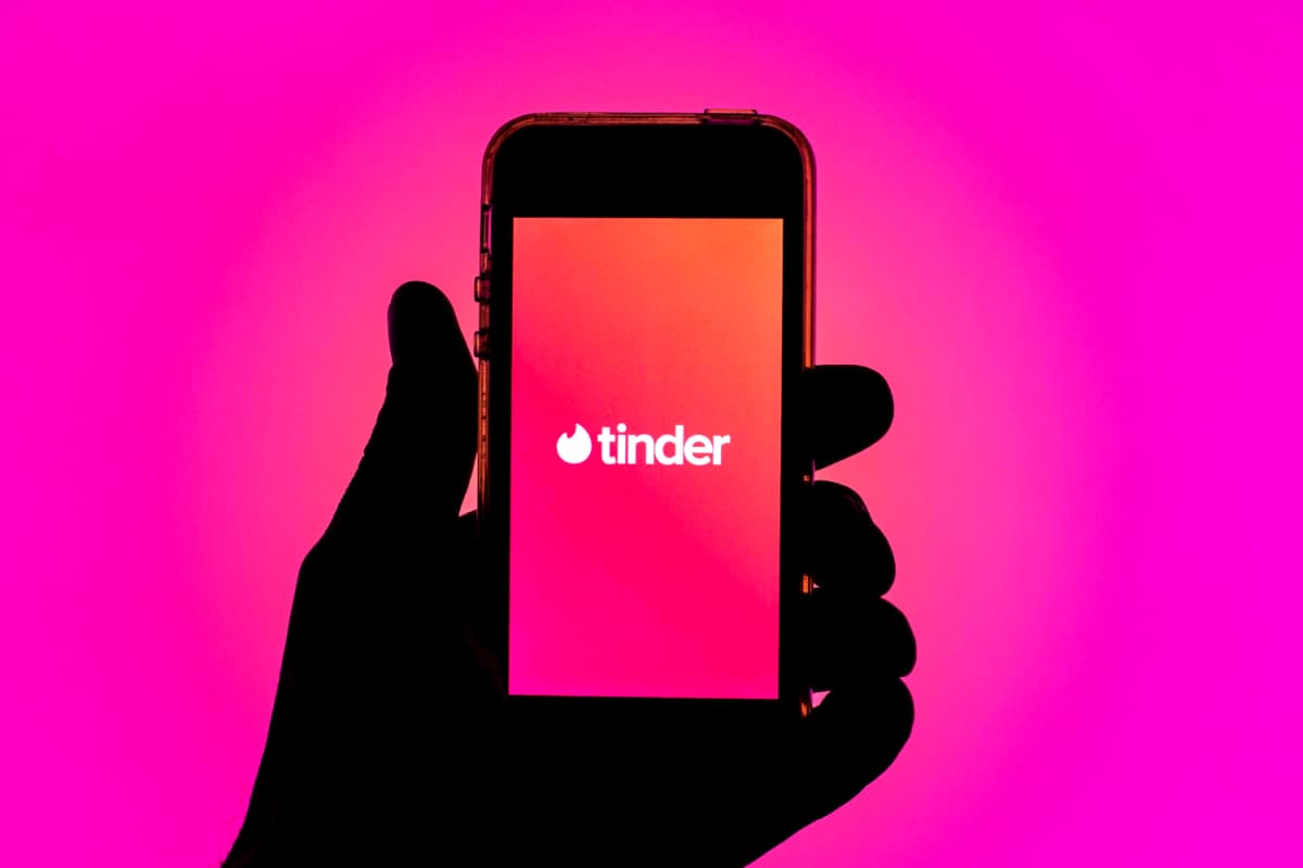 Cover Image for Israeli Twinder Swindler Detained for Luring Women On Tinder with Fake Profile